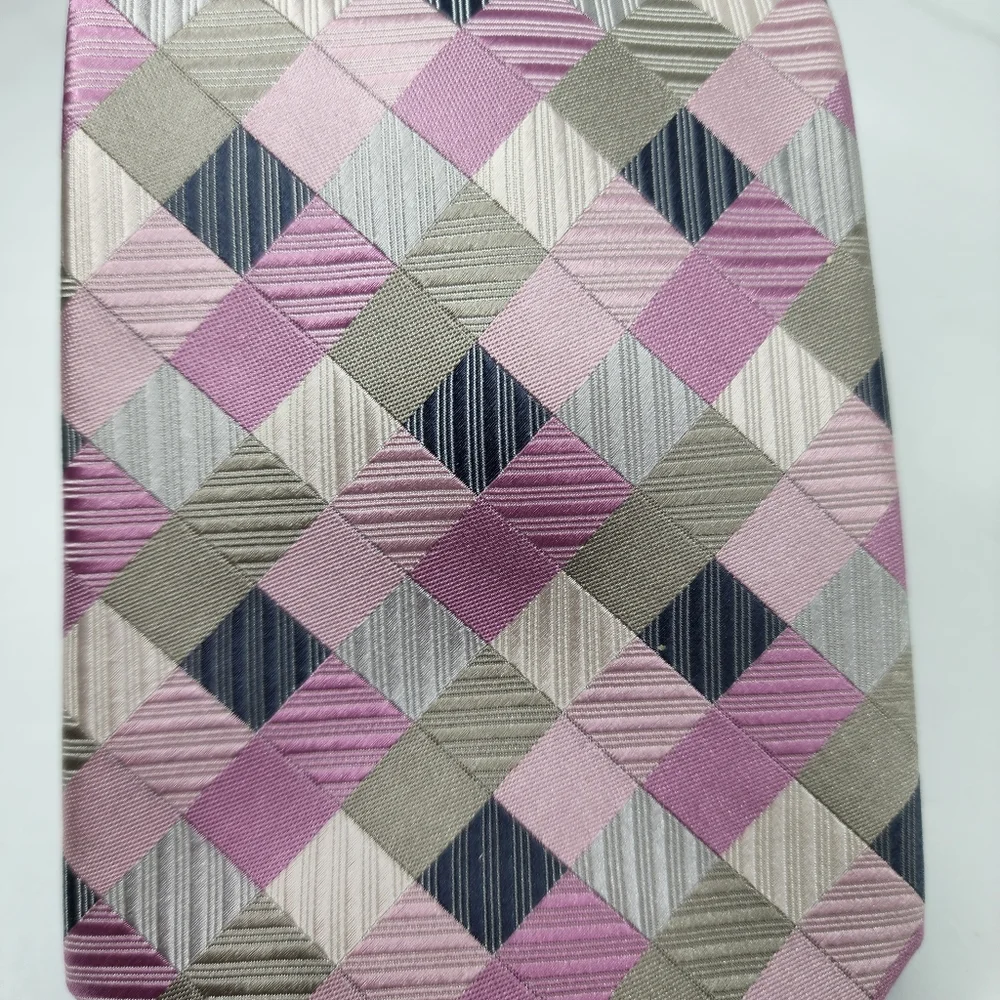 GEOFFREY BEENE Pink Checkered Silk Tie.